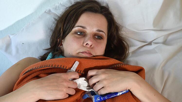 Hohes Fieber, Schüttelfrost, Hustenanfälle, Kopf- und Gliederschmerzen: Eine Patientin mit Influenza liegt im Bett. Viel mehr kann man auch nicht machen, wenn einen die Grippe erwischt hat. Foto: Jens Kalaene / dpa