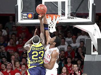 Im Hinspiel zeigte Trevor Mbakwe, der hier den Wurf von Larry Gordon blockt, eine herausragende Leistung. Das "Biest" kam auf 25 Punkte, zehn Rebounds und vier Blocks. Foto: sportpress