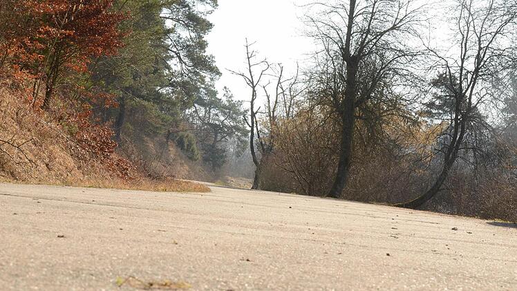 Kilometer 3: Gleich ist es geschafft. Drei Kilometer geht es für das Gros der Läufer nach dem Startschuss am Ramsthaler Sportplatz erst einmal bergauf in Richtung Ebenhausen. Mit einem richtig steilen Schlussstück (im Bild), das es in sich hat. Dann endlich wird es flacher. Fotos: Jürgen Schmitt