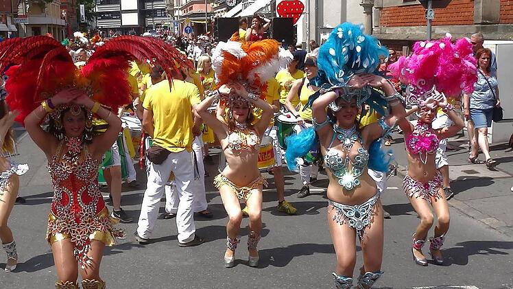 Erste Impressionen vom Samba-Umzug durch die Coburger InnenstadtFoto: Jochen Berger
