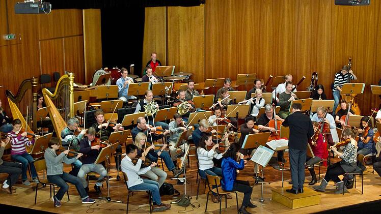 Roland Kluttig und das Philharmonische Orchester beim Concertino im Coburger Kongresshaus.Foto: Jochen Berger