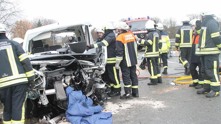 Schweres Verkehrsunglück auf der Bundesstraße 289 bei Kulmbach am Samstagmorgen  Foto: Dagmar Besand