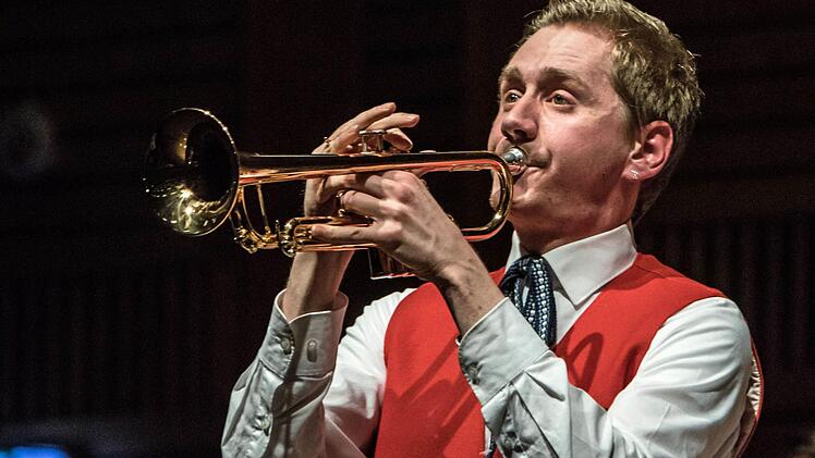 Unter der Leitung von Lena Wegener beeindruckte der Musikverein Rödental beim Weihnachtskonzert in der Franz-Goebel-Halle. Foto: Jochen Berger