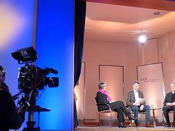Der BR zeichnete das Podiumsgespräch mit (v. l.) Dorothea Greiner, Stanislaus Kossalowski und Ludwig Schick auf. Foto: Pauline Lindner