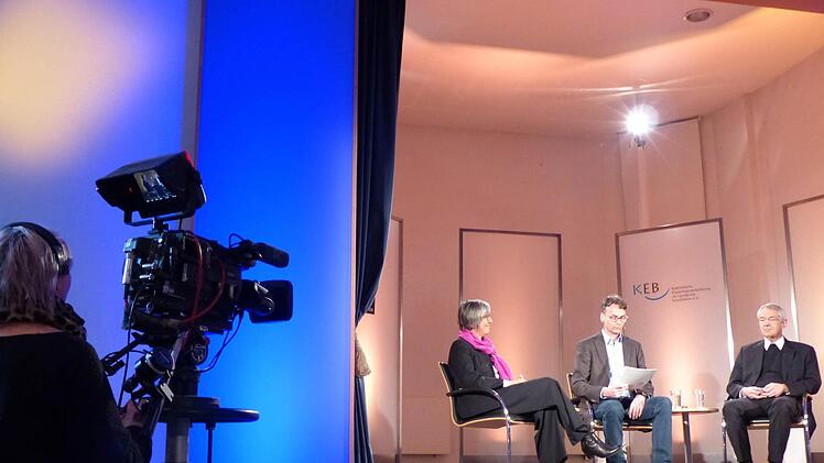 Der BR zeichnete das Podiumsgespräch mit (v. l.) Dorothea Greiner, Stanislaus Kossalowski und Ludwig Schick auf. Foto: Pauline Lindner