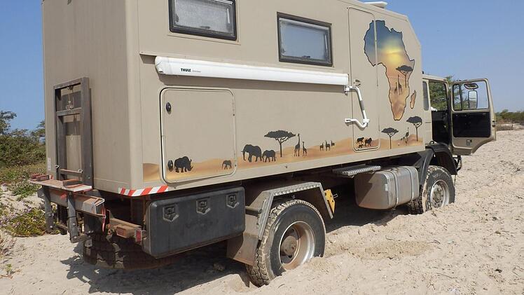 Mehrmals musste das Wohnmobil im Sand freigeschaufelt werden. Foto: Theo Wittmann