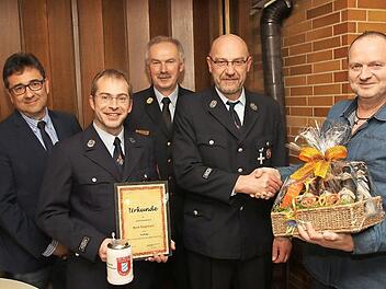 Udo Schramm (rechts) wurde auf eigenen Wunsch aus dem aktiven Dienst verabschiedet. Rene Faustmann (Zweiter von links) wurde für 25 Jahre Mitgliedschaft im Feuerwehrverein und aktiven Dienst mit einer Urkunde ausgezeichnet. Von links: Bürgermeister Rolf Rosenbauer, Rene Faustmann, Kreisbrandinspektor Reinhard Hartung, Kommandant Joachim Klimm, Udo Schramm  Foto: Michael Stelzner