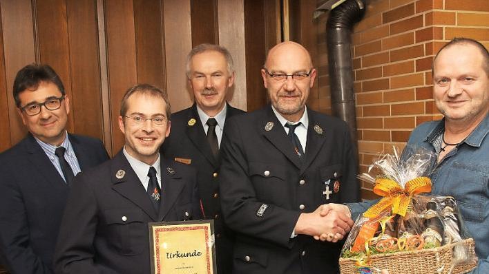 Udo Schramm (rechts) wurde auf eigenen Wunsch aus dem aktiven Dienst verabschiedet. Rene Faustmann (Zweiter von links) wurde für 25 Jahre Mitgliedschaft im Feuerwehrverein und aktiven Dienst mit einer Urkunde ausgezeichnet. Von links: Bürgermeister Rolf Rosenbauer, Rene Faustmann, Kreisbrandinspektor Reinhard Hartung, Kommandant Joachim Klimm, Udo Schramm  Foto: Michael Stelzner