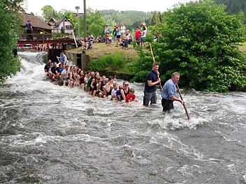 Hinein ins Nass! Anders als auf der Isar können Touristen in Wallenfels die Flößerei noch so erleben, wie sie Jahrhunderte lang im Frankenwald betrieben wurde. Fotos: Gerd Fleischmann