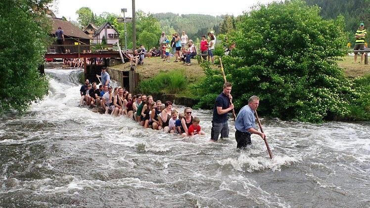 Hinein ins Nass! Anders als auf der Isar können Touristen in Wallenfels die Flößerei noch so erleben, wie sie Jahrhunderte lang im Frankenwald betrieben wurde. Fotos: Gerd Fleischmann