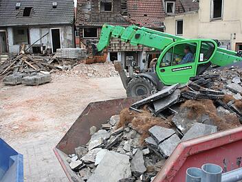 In der Kirchgasse geschieht ein kontrollierter Rückbau: Schon während des Abbruchs der Gebäude werden unterschiedliche Materialien sortiert, um sie ordnungsgemäß entsorgen zu können. Popp