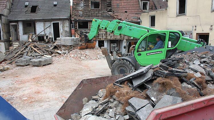 In der Kirchgasse geschieht ein kontrollierter Rückbau: Schon während des Abbruchs der Gebäude werden unterschiedliche Materialien sortiert, um sie ordnungsgemäß entsorgen zu können. Popp