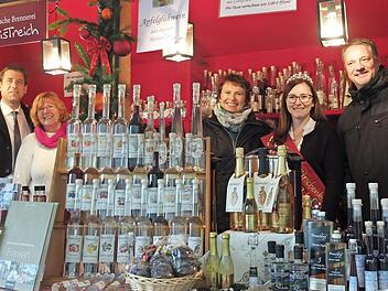 Am Stand des Landkreises Forchheim (v.&nbsp;l.): Hermann Ulm, Michaela Engelhardt (Brennerei Weingarts), Roswita Erlwein (Brennerei, Hundsboden), Kirschenk&ouml;nigin Sandra I. und Andreas R&ouml;sch  Foto: Landratsamt