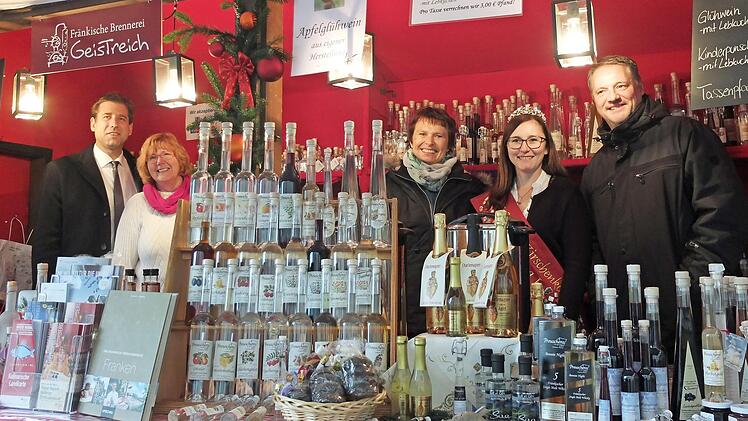 Am Stand des Landkreises Forchheim (v.&nbsp;l.): Hermann Ulm, Michaela Engelhardt (Brennerei Weingarts), Roswita Erlwein (Brennerei, Hundsboden), Kirschenk&ouml;nigin Sandra I. und Andreas R&ouml;sch  Foto: Landratsamt