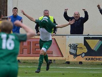 Der 3:2-Siegtreffer gegen den FSV Unterleiterbach durch Marktzeulns Adrian Kremer (mit &uuml;bergezogenen Trikot) l&ouml;ste nicht nur auf, sondern auch neben dem Platz Jubelst&uuml;rme aus. Am neunten Spieltag hatte der TSV gegen den FSV noch die Nase vorn.  Foto: Gunther Czepera