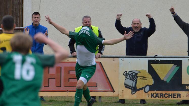 Der 3:2-Siegtreffer gegen den FSV Unterleiterbach durch Marktzeulns Adrian Kremer (mit &uuml;bergezogenen Trikot) l&ouml;ste nicht nur auf, sondern auch neben dem Platz Jubelst&uuml;rme aus. Am neunten Spieltag hatte der TSV gegen den FSV noch die Nase vorn.  Foto: Gunther Czepera