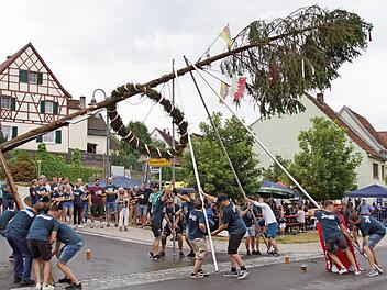 Die Kerwa-Jugend Trossenfurt-Tretzendorf-Hummelmarter richtete den Kirchweihbaum in Trossenfurt auf. Foto: Sabine Weinbeer