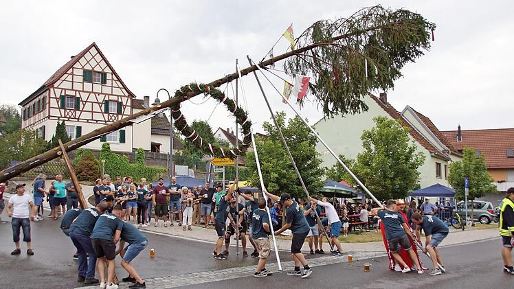 Die Kerwa-Jugend Trossenfurt-Tretzendorf-Hummelmarter richtete den Kirchweihbaum in Trossenfurt auf. Foto: Sabine Weinbeer