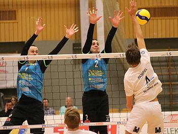 Keinen Zugriff auf Mimmenhausens Spielertrainer Christian Pampel (rechts) bekamen die Hammelburg Volleys. Auch dieser Block von Nils Rehmeier (links) und Moritz Rauber beeindruckt den Ex-Nationalspieler nicht die Bohne. Foto: Jens Feistel