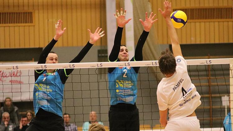 Keinen Zugriff auf Mimmenhausens Spielertrainer Christian Pampel (rechts) bekamen die Hammelburg Volleys. Auch dieser Block von Nils Rehmeier (links) und Moritz Rauber beeindruckt den Ex-Nationalspieler nicht die Bohne. Foto: Jens Feistel