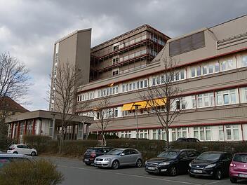 Das Klinikum Coburg vom Wirtschafthof her gesehen. Hier wie in den anderen Regiomed-Standorten laufen derzeit die Vorbereitungen dafür, eine große Zahl von Covid-19-Patienten aufnehmen zu können. Foto: Simone Bastian