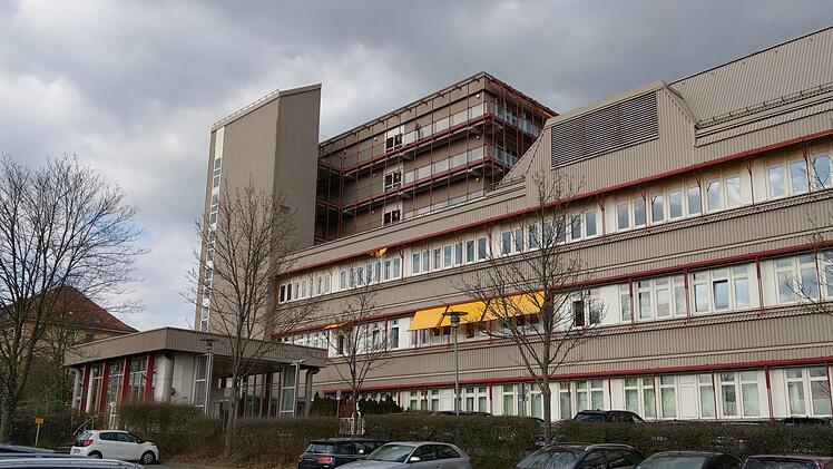 Das Klinikum Coburg vom Wirtschafthof her gesehen. Hier wie in den anderen Regiomed-Standorten laufen derzeit die Vorbereitungen dafür, eine große Zahl von Covid-19-Patienten aufnehmen zu können. Foto: Simone Bastian