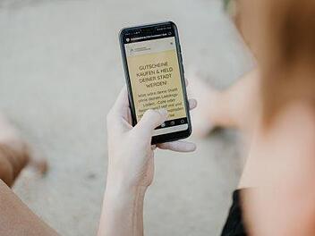 Ganz einfach über das Handy können die Gutscheine von Zusammenhalten Fo gekauft werden. Lisa Doneff
