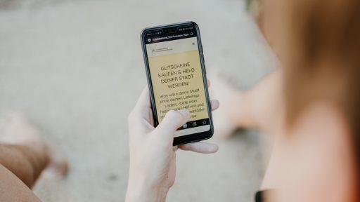 Ganz einfach über das Handy können die Gutscheine von Zusammenhalten Fo gekauft werden. Lisa Doneff