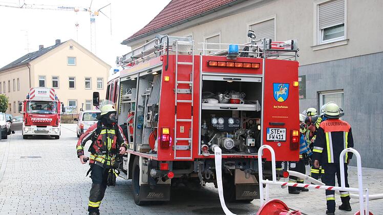Sicher ist sicher: Während die Atemschutzgeräteträger der Staffelsteiner Wehr noch im Keller des Hauses das Ausmaß des Schwelbrands ermitteln, trifft das Drehleiterfahrzeug aus Ebensfeld ein. Foto: Matthias Einwag