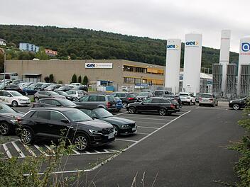 Während der Corona-Pandemie blieb der Parkplatz vor dem Metallwerk monatelang leer. Mittlerweile ist die Produktion wieder angelaufen.  Foto: Ulrike Müller