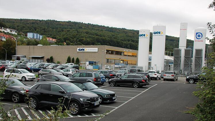 Während der Corona-Pandemie blieb der Parkplatz vor dem Metallwerk monatelang leer. Mittlerweile ist die Produktion wieder angelaufen.  Foto: Ulrike Müller