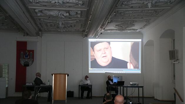 Bei der Stadtratssitzung am Montag wurde der neue Film zum Jubil&auml;um der Stadt uraufgef&uuml;hrt.  Foto: Thomas Malz