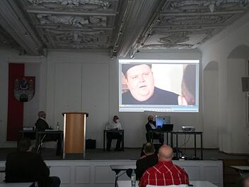 Bei der Stadtratssitzung am Montag wurde der neue Film zum Jubiläum der Stadt uraufgeführt.  Foto: Thomas Malz