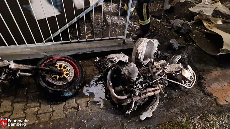 Bamberg: Motorrad in Flammen - "erhebliche Schäden" an Wohnhaus