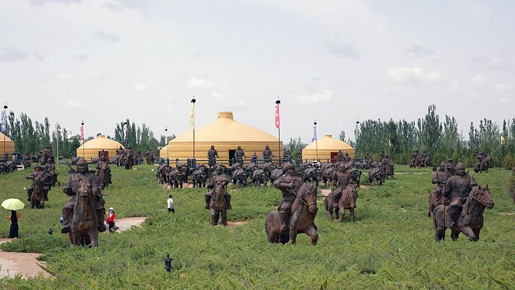 Dschingis Khan wird in der Mongolei bis heute verehrt. Statuen mongolischer Krieger am Mausoleum von Dschingis Khan.