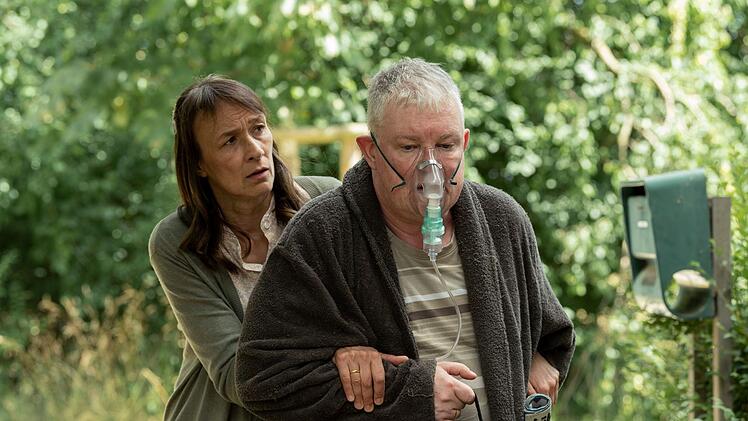 Stiefvater Hanno Jensen (Thomas Lawinky) h&auml;lt seinen Stiefsohn f&uuml;r schuldig, und auch seine Frau Elsbeth Jensen (Katarina Gaub) zweifelt langsam ...