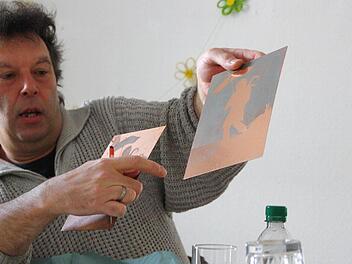 Stephan Klenner-Otto demonstriert, wie seine Radierungen zum Jean-Paul-Buch entstanden sind. Fotos: Katrin Geyer