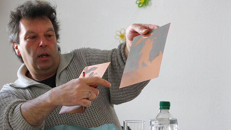 Stephan Klenner-Otto demonstriert, wie seine Radierungen zum Jean-Paul-Buch entstanden sind. Fotos: Katrin Geyer