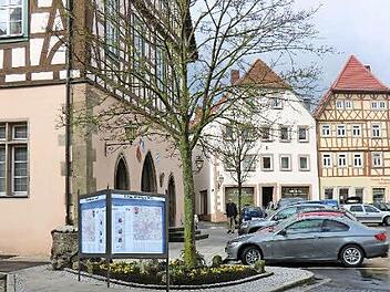 So ungefähr könnte der Schaukasten am Rathaus aussehen, den die Stadt aufstellen lassen will. Fotomontage: Stadt Münnerstadt