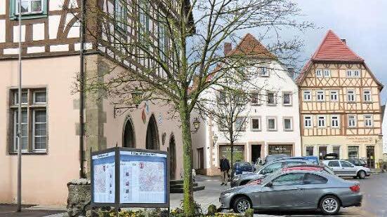 So ungefähr könnte der Schaukasten am Rathaus aussehen, den die Stadt aufstellen lassen will. Fotomontage: Stadt Münnerstadt