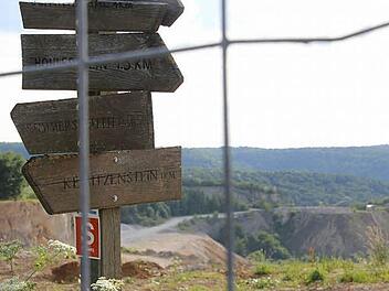 Der Steinbruch Deisenstein bei Kümmersreuth soll nach Wunsch der Betreiberfirma Neupert erweitert werden. Der Bad Staffelsteiner Stadtrat soll dazu eine Stellungnahme abgeben. Aus dem Grund haben sich die Räte am Dienstag bei einem Ortstermin die Erweiterungsflächen genauer angeschaut.  Fotos: Sebastian Martin