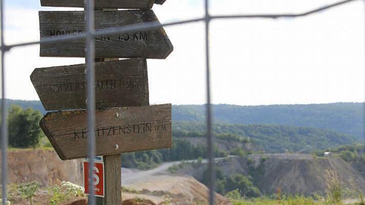 Der Steinbruch Deisenstein bei Kümmersreuth soll nach Wunsch der Betreiberfirma Neupert erweitert werden. Der Bad Staffelsteiner Stadtrat soll dazu eine Stellungnahme abgeben. Aus dem Grund haben sich die Räte am Dienstag bei einem Ortstermin die Erweiterungsflächen genauer angeschaut.  Fotos: Sebastian Martin