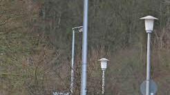 Dort, wo gelbliche Natriumdampflampen leuchten, bleiben die alten Masten stehen.