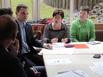Barbara Lochbihler (Mitte) notiert sich Forderungen von Caritas-Geschäftsführer Ehmann (links, vorne) und erzählt von anderen Städten.  Foto: sd