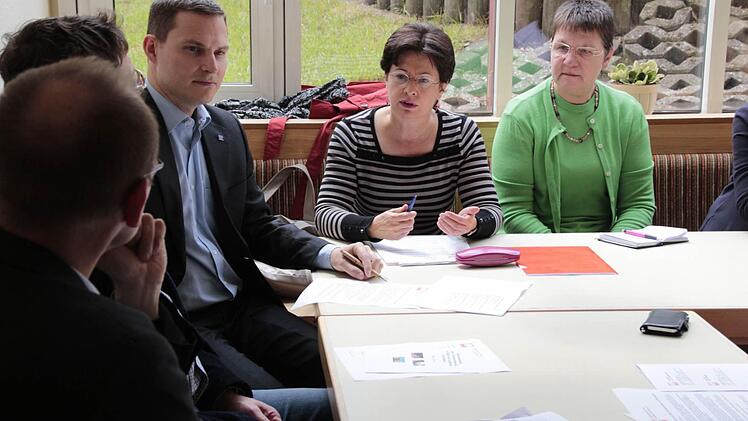 Barbara Lochbihler (Mitte) notiert sich Forderungen von Caritas-Geschäftsführer Ehmann (links, vorne) und erzählt von anderen Städten.  Foto: sd