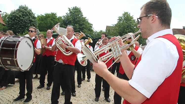 Weitere Impressionen von der Peestener Lindenkerwa. Foto: Sonja Adam