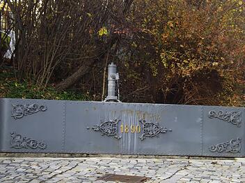 Erst wäre das Brunnenfest zu 125 Jahre Wasserversorung Walkersbrunn beinahe ausgefallen, dann ärgern sich die Bürger über Gerüchte, sie wären an einer Erhöhung der Wasserpreise schuld. Der Bürgermeister will die Missverständnisse ausräumen. Foto: Petra Malbrich