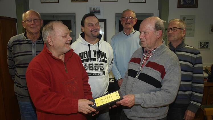 In der Jahreshauptversammlung gab Klaus Peter (vorne rechts) das Amt des 1. Vorsitzenden, das er 30 Jahre innehatte, an Istvan Stefan symbolisch mit dem Vereinsordner weiter. Den Vorstand ergänzen: (hinten von links) Günther Borst (Schriftführer), Holger Linsner als neuer 2. Vorsitzender, Chorleiter Kurt Distler und Herbert Distler (Kassier).  Foto: Geiger