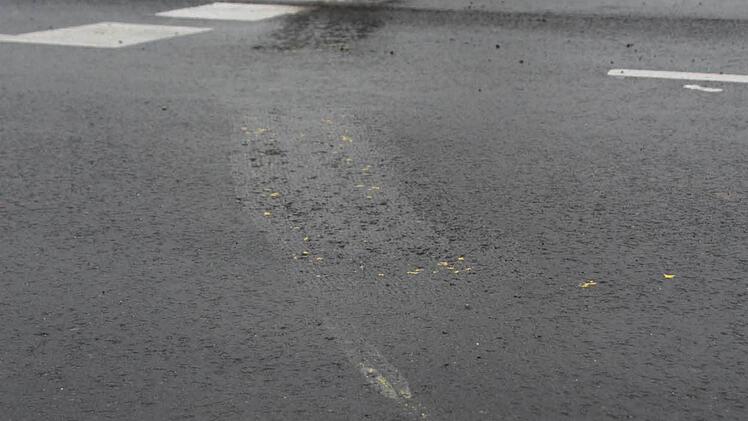 Dieter Fröhlich und sein Team haben den provisorischen Kreisel vor der Einfahrt zu Großenbrach am Mittwochvormittag wieder abgebaut. Sechs Monate lang wurden die Autofahrer vor dem Gewerbegebiet "Mangelsfeld" durch den "Lego-Kreisel" gelotst. Foto: Carmen Schmitt