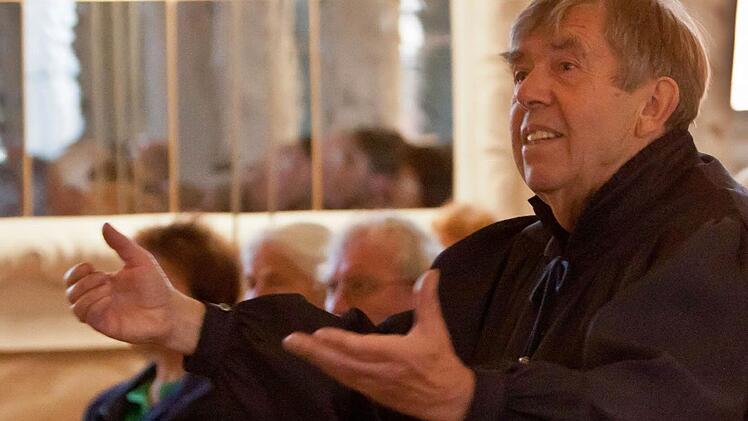 Knut Gramß dirigiert seinen Melchior-Franck-Kreis bei einem Konzert im Riesensaal der Coburger Ehrenburg.Foto: Jochen Berger